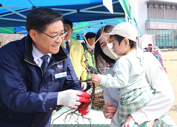 함양군, 1만여본 나무 나누어주기 행사 개최